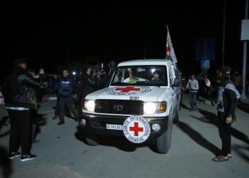 أسيرة إسرائيلية: حراسنا بغزة كانوا يحموننا بأجسادهم من القصف