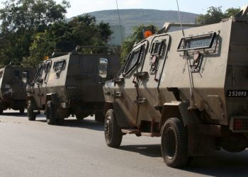 الاحتلال ينكِّل بالفلسطينيين في الضفة.. اقتحم مدناً وبلدات واعتقل العشرات وجردهم من ملابسهم