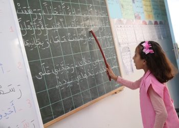 خبيرة: بين الألواح الذكية والطبشورة فقدت مدارسنا أدوارًا أساسيةً