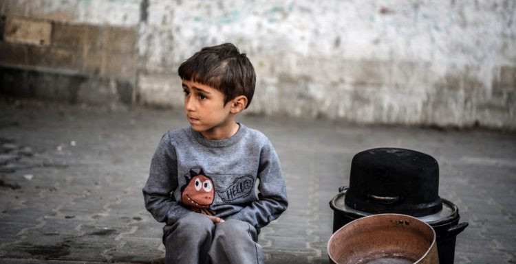 سكان غزة "يدخلون مرحلة المجاعة".. حكومة القطاع: 700 ألف شخص مهددون بالموت جوعاً