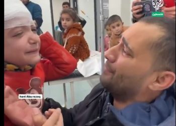 شاهد: ممرض ينهار بعد رؤية نجله بين المصابين في استهداف منزل برفح