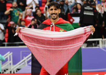 يزن النعيمات يشعل منصات التواصل بمثلثه الأحمر المقلوب رسمه بالشماغ