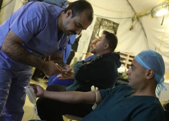 طواقم المستشفى الميداني الأردني جنوب غزة تتبرع بالدم