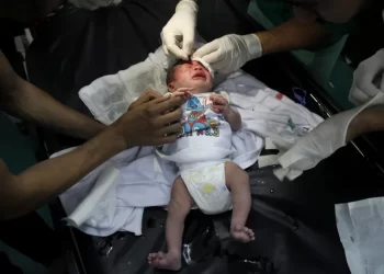على ضوء هاتف محمول.. أطباء بغزة يسعفون رضيعة نجت من غارة صهيونية