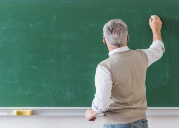 خبيرة تربوية: هذا المعلِّمُ الذي نريده للارتقاء بالعملية التعليمية