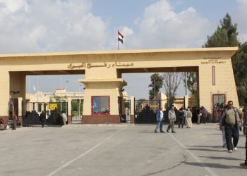 تحقيق يوثق “الابتزاز” على معبر رفح.. شركة مصرية وسيطة حققت أرباحاً خيالية