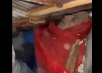 بالفيديو.. غزيّ يؤدي صلاة الفجر تحت الركام