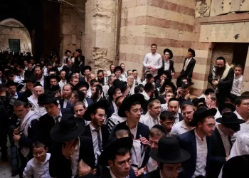 مئات المتطرفين الصهاينة يقتحمون باحات المسجد الأقصى