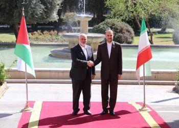 هنية يصل إلى طهران للمشاركة في تشييع الرئيس الإيراني