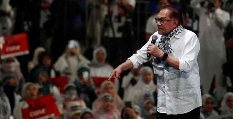 صور أنور إبراهيم مع هنية تعود لـ"فيسبوك" بعد تهديد ماليزيا.. وميتا توضح سبب حذفها