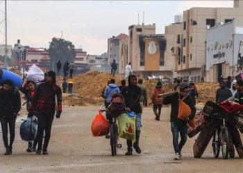 مئات الفلسطينيين ينزحون من شرقي رفح إلى غربي قطاع غزة
