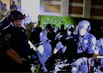 اعتقال 25 مؤيدا لفلسطين من جامعة كاليفورنيا.. وأعضاء هيئة تدريس ينتقدون القمع