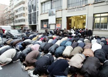 الإسلام في فرنسا يفوق جميع الدول الأوروبية  (فيديوغراف)