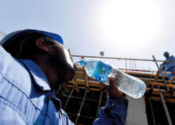 بيت العمال يدعو إلى حماية العمال من أخطار موجات الحر
