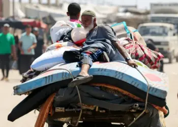 اشتباكات ضارية غربي رفح والاحتلال يقصف خيام النازحين بالمواصي