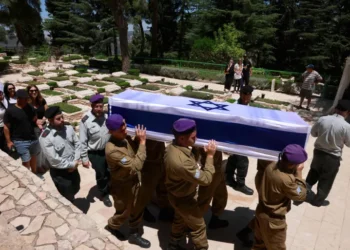 الاحتلال يعلن انتشال جثث 6 أسرى بغزة ومطالب الصفقة تحاصر نتنياهو