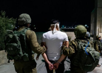 قوات الاحتلال تعتقل 40 فلسطينيا من الضفة بينهم أسرى سابقين