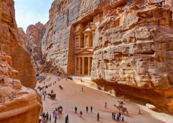 إغلاق 35 فندقًا وتسريح مئات الموظفين في البترا بسبب تراجع الحركة السياحية (إنفوجرافيك)