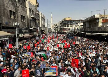 حشودٌ أردنيةٌ تهتف في “مسيرة الحسيني” لوقف الإبادة في جباليا وإلغاء “وادي عربة” (شاهد)
