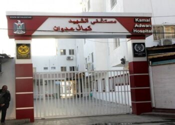 قوات الاحتلال تعتقل رجالا من الكادر الطبي في مستشفى كمال عدوان