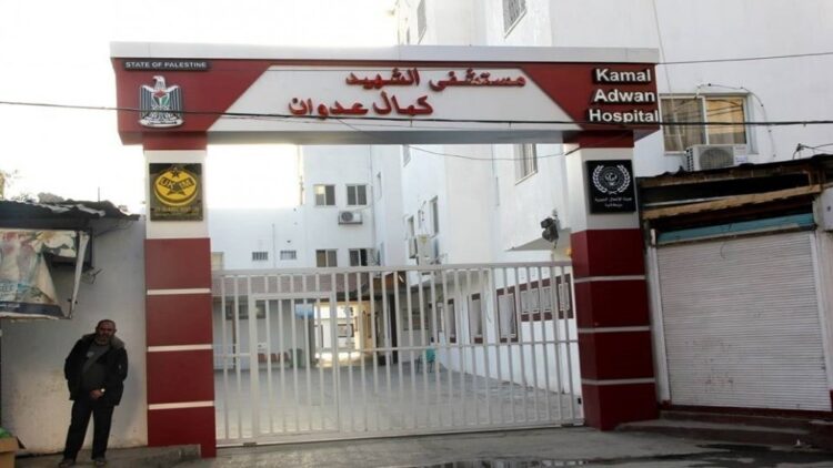 قوات الاحتلال تعتقل رجالا من الكادر الطبي في مستشفى كمال عدوان