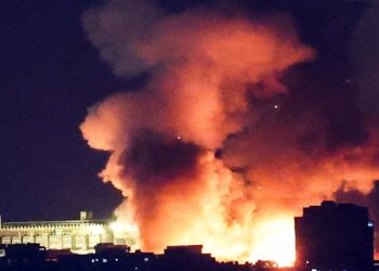 قصف عنيف يهز بيروت مع توسيع إسرائيل عدوانها على لبنان