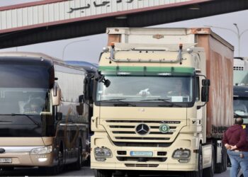 وزير الصناعة من معبر جابر: يمكن إدخال كافة المنتجات الأردنية إلى سوريا