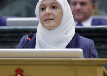 النمور تكشف لـ “البوصلة” أسباب تجاهل الحكومة للنواب بقضية رفع الحد الأدنى للأجور