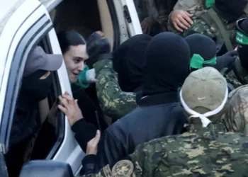 هدايا تذكارية وشهادات للأسيرات.. “إبداع” جديد من القسام في الحرب الإعلامية