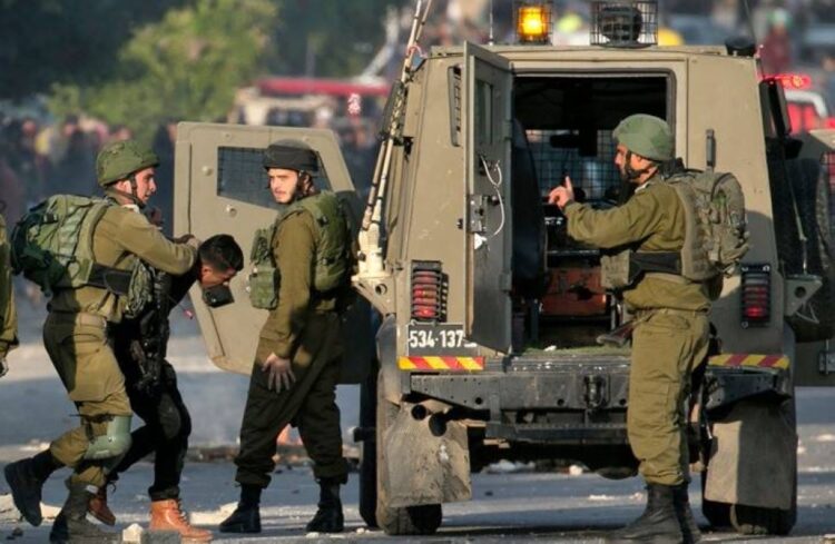 الاحتلال يعتقل 28 فلسطينيًا بالضفة الغربية ويهدم منزلاً بقرية الولجة
