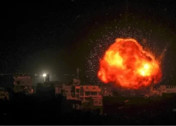 الاحتلال يصعّد قصفه الوحشي على قطاع غزة.. عشرات الشهداء والجرحى صعدت قوات الاحتلال الإسرائيلي عمليات قصفها الوحشية لمناطق واسعة في قطاع غزة، ما تسبب في استشهاد وجرح العشرات من الفلسطينيين معظمهم من النساء والأطفال. وتجاوزت أعداد الشهداء 60 شهيدا منذ فجر اليوم، جراء سلسلة مجازر واستهدافات مروعة طالت عددا كبيرا من التجمعات والمنازل والأسواق وأماكن تؤوي نازحين في جنوب وشمال ووسط القطاع. من جهته،  قال المكتب الإعلامي الحكومي بغزة، غن 71 شهيداً وعشرات الجرحى سقطوا في 34 غارة شنها الاحتلال، خلال 24 ساعة. وقال المركز في بيان له، إن جيش الاحتلال نفذ 34 غارة وجريمة خلال الساعات الأربع والعشرين الماضية استهدفت المدنيين العزل في جميع محافظات قطاع غزة، في جرائم مُروّعة تضاف إلى سجل الاحتلال الأسود. وأضاف المركز: "ما يزيد من فظاعة الجريمة، منع جيش الاحتلال الطواقم الطبية والدفاع المدني من الوصول إلى الضحايا لإخلاء الجثامين التي لا تزال متناثرة في الشوارع والطرقات، خاصة في محافظتي غزة وشمال قطاع غزة، في انتهاك صارخ لكل الأعراف والقوانين الدولية". وقصفت طائرات الاحتلال تجمعا لنازحين كانوا يستلمون مواد إغاثية في مخيم الشاطئ، ما أسفر عن استشهاد 4 على الأقل، بينهم رجل وزوجته، وشاب وأمه، فيما أصيب عدد آخر في المكان المستهدف. وفي سوق المخيم ذاته استهدفت غارة أخرى مجموعة من المواطنين، خلف منطقة العيادة العسكرية، ما أدى إلى استشهاد 4 وجرح آخرين. وطال القصف أيضا أهدافا مدنية في حي الشيخ رضوان في غزة، وشارع الجلاء وسط مدينة غزة، إضافة إلى مناطق وتجمعات أخرى في النصيرات بالمحافظة الوسطى، وخانيونس جنوبا والتي تؤوي العدد الأكبر من النازحين والمشردين. وفي خانيونس، استشهد 11 فلسطينيا بينهم 4 أطفال و3 نساء، وأصيب 15 آخرون في قصف جوي إسرائيلي على خيام تؤوي النازحين التي اشتعلت جراء شدة ووحشية القصف. ودخل العدوان الإسرائيلي على قطاع غزة يومه الـ454 وسط إبادة جماعية خلفت نحو 154 ألف شهيد وجريح فلسطينيين، معظمهم أطفال ونساء، وما يزيد على الـ11 ألف مفقود، وسط دمار هائل ومجاعة قتلت عشرات الأطفال والمسنين، في إحدى أسوأ الكوارث الإنسانية بالعالم.