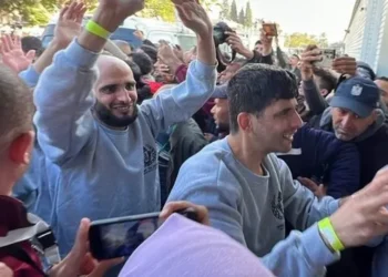 أحضان وشهادات مؤثرة.. مشاهد مبهجة تملأ وسائل التواصل بعد الإفراج عن أسرى فلسطينيين (شاهد)