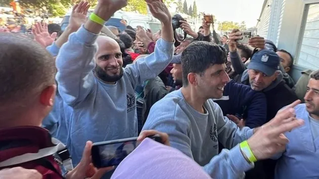 أحضان وشهادات مؤثرة.. مشاهد مبهجة تملأ وسائل التواصل بعد الإفراج عن أسرى فلسطينيين (شاهد)