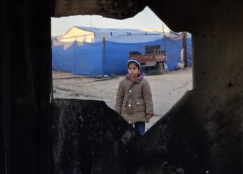 اتفاق غزة المرتقب.. أطفال يتصيدون بسمة والحزن لا يغيب