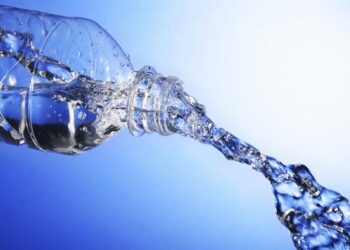 أغلى وأرخص 10 دول في أسعار المياه المعبأة بالعالم (فيديوغراف)