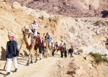 “مسار الخرمة”.. تجربة فريدة تأسر القلوب في البترا