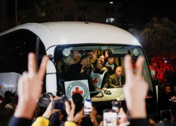 أسرى محررون يخلعون ملابس السجون الإسرائيلية ويدوسونها بأقدامهم