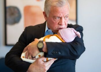 الملك والملكة يباركان للأميرة إيمان والسيد جميل ترميوتس بمولودتهما أمينة