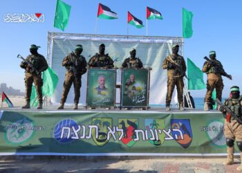 بعد مزاعم اغتياله.. قائد كتيبة الشاطئ في القسام يظهر أثناء عملية التبادل الرابعة