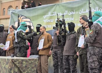 الأسرى الإسرائيليون المفرج عنهم: نحن على قيد الحياة بفضل “القسام”