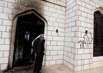 مستوطنون متطرفون يحرقون مسجدا غرب أريحا