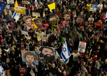 عائلات الأسرى تكثف ضغوطها على نتنياهو وأسير سابق يتوجه لترامب