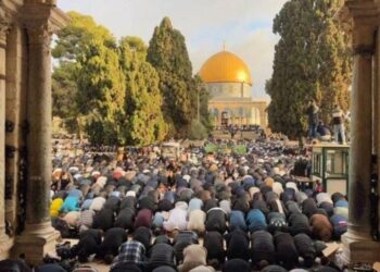 مئات الآلاف يصلون العيد في “الأقصى” والحرمين.. والسديس يدعو لفلسطين (شاهد) #عاجل