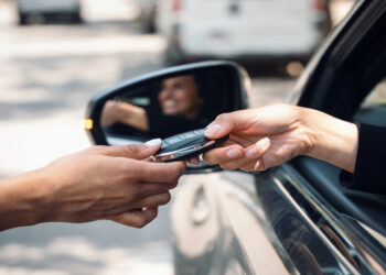 تعرف على شروط استئجار المركبة السياحية في الأردن