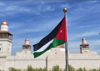 الملك يشهد مراسم رفع العلم بمناسبة اليوم الوطني للعلم الأردني (صور)