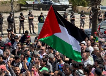 #عاجل من أمام سفارة الداعم الأكبر للاحتلال.. الحشود الأردنية تنادي “الجيوش العربية” لنصرة غزة (شاهد)