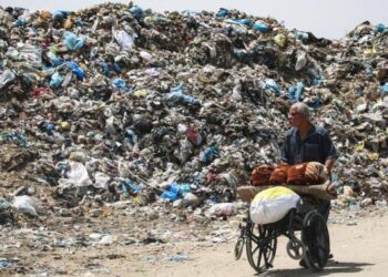 الأونروا تحذر من انتشار الأمراض جراء تراكم النفايات بغزة