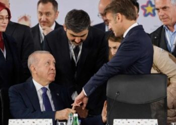 مصافحة غريبة بين ماكرون وأردوغان تُشعل منصات التواصل  (فيديو)