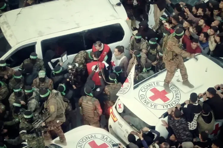 بعد مفاوضات مباشرة مع واشنطن.. حماس ستفرج عن أسير أميركي وأنباء عن وقف مؤقت للحرب أعلنت حركة المقاومة الإسلامية (حماس) أنه سيتم إطلاق سراح مزدوج الجنسية الإسرائيلي الأميركي عيدان ألكسندر، وذلك إثر اتصالات أجرتها حماس مع الإدارة الأميركية خلال الأيام الماضية. وقالت في بيان إنه "في إطار الجهود التي يبذلها الإخوة الوسطاء" لوقف إطلاق النار في قطاع غزة، أبدت حماس إيجابية عالية، وإن قرار إطلاق ألكسندر يأتي ضمن الخطوات المبذولة لوقف إطلاق النار وفتح المعابر وإدخال المساعدات و"الإغاثة لأهلنا وشعبنا في قطاع غزة". وأكدت حماس استعدادها للبدء الفوري في مفاوضات مكثفة، وبذل جهود جادة للوصول إلى اتفاق نهائي لوقف الحرب وتبادل الأسرى بشكل متفق عليه، وإدارة قطاع غزة من قبل لجنة مهنية مستقلة، بما يضمن استمرار الهدوء والاستقرار لسنوات طويلة، إلى جانب الإعمار وإنهاء الحصار. كما ثمنت ما وصفتها بـ"الجهود الحثيثة التي يبذلها الإخوة الوسطاء في دولة قطر وجمهورية مصر العربية الشقيقتين، وكذلك الإخوة في تركيا طوال المرحلة الماضية". ونقلت وكالة رويترز عن مصدر مطلع أن إطلاق الرهينة الأميركي الإسرائيلي سيتم الثلاثاء القادم. ترحيب أميركي وفي أول تعليق أميركي على إعلان حماس، قال مبعوث واشنطن لشؤون الرهائن آدم بولر إن قرار حماس "الإفراج عن أميركي يمثل خطوة إيجابية للأمام" وطالبها بالإفراج عن جثث 4 أميركيين آخرين. وأضاف بولر أن زيارة الرئيس دونالد ترامب للشرق الأوسط هذا الأسبوع أسهمت في تحفيز هذه الخطوة. وتابع "زيارة الرئيس للمنطقة مفيدة، وكذلك العمل الذي قام به وزير الخارجية ماركو روبيو، والمبعوث الأميركي الخاص ستيف ويتكوف بهذا الشأن". وفي إسرائيل، قالت القناة 12 إن ويتكوف سيصل إلى إسرائيل غدا في إطار الاتفاق على إطلاق سراح ألكسندر. ونقلت القناة عن مصدر إسرائيلي أن إشارات على قرب إطلاق سراح ألكسندر وصلت، وأن إسرائيل لم تكن مطلعة على الاتصالات. وبدورها، قالت صحيفة يسرائيل هيوم إنه وفي مقابل إطلاق سراح ألكسندر ستفتح إسرائيل الممرات لإدخال المساعدات الإنسانية. كما ذكر موقع والا الإسرائيلي أن منحى الإفراج عن الجندي ألكسندر يتضمن وقفا مؤقتا لإطلاق النار. وفي السياق، قالت والدة أحد الأسرى في غزة إن ابنها "في نفس النفق مع عيدان، وسيطلق سراح الأخير ويبقى ابني لأن نتنياهو قرر أن يقتله". وأضافت أم الأسير الإسرائيلي أن "نتنياهو تحول لملك موت لكنني سأظل ألاحقه". مفاوضات مباشرة ومتقدمة وفي وقت سابق اليوم، قال قيادي في حركة حماس -للجزيرة- إن هناك مفاوضات متقدمة ومباشرة تجري حاليا مع الإدارة الأميركية حول وقف إطلاق النار في قطاع غزة، في حين أقر المبعوث الأميركي الخاص للشرق الأوسط ستيفن ويتكوف بأن إسرائيل لا تريد إنهاء الحرب. وكشف القيادي في حماس -للجزيرة- أن المفاوضات مع الإدارة الأميركية جارية منذ أيام، وتبحث إدخال المساعدات ووقف الحرب المستمرة على القطاع منذ أكثر من عام ونصف العام. ومن جهته، قال مسؤول فلسطيني كبير مطلع -لرويترز، اليوم الأحد- إن حماس تجري محادثات مع الإدارة الأميركية بشأن وقف إطلاق النار في قطاع غزة وإدخال المساعدات الإنسانية إلى القطاع المحاصر. وفي السياق، نقل موقع أكسيوس الأميركي -عن مصدر مطلع- أن مبعوث الرئيس الخاص للشرق الأوسط ستيفن ويتكوف يجري مباحثات مع إسرائيل وقطر ومصر، كما يجري مباحثات بشكل غير مباشر مع حركة حماس عبر الدوحة والقاهرة. وبحسب هذا المصدر المطلع، تتعلق المباحثات بصفقة محتملة للإفراج عن الأسرى وأيضا بشأن مناقشات أوسع تتعلق بالسلام. ويتكوف: إسرائيل لا تريد إنهاء الحرب ونقلت القناة 12 الإسرائيلية عن ويتكوف قوله إن الولايات المتحدة تريد إرجاع الأسرى من غزة لكن إسرائيل لا تريد إنهاء الحرب. وأضافت القناة أن ويتكوف أبلغ عائلات الأسرى -خلال اجتماع معهم- أن إسرائيل تطيل الحرب بالرغم من أن إدارة الرئيس دونالد ترامب لا تعرف إلى أين يمكن التقدم بعد، وأنه يجب التوصل إلى اتفاق. كما أشارت إلى أن انتقادات المبعوث الأميركي تتزامن مع استعداد الجيش الإسرائيلي لتوسيع القتال في غزة. كما نقلت القناة 12 أيضا عن رئيس الوزراء بنيامين نتنياهو أن حماس قد تطلق سراح الجندي عيدان ألكسندر-الذي يحمل الجنسية الأميركية- كبادرة حسن نية للرئيس ترامب. وأضاف نتنياهو أن إسرائيل أمام أيام مصيرية بخصوص إطلاق سراح الأسرى، وأنها تدعم منحى المبعوث الأميركي الخاص إلى الشرق الأوسط ستيف ويتكوف، مشيرا إلى أنها قد تطرح صفقة أخرى غير منحى ويتكوف تشمل عددا أقل من الرهائن ومقابل ثمن أقل. وبدورها، نقلت القناة 13 عن مسؤول إسرائيلي قوله إن هناك فوضى في إدارة ترامب لا تعرف فيها القدم اليمنى ما تفعله اليسرى، وكل شيء يسير وفق أهواء ترامب. وفي غضون ذلك، أفادت هيئة البث الإسرائيلية بأن رئيس الوزراء بنيامين نتنياهو سيعقد مساء اليوم اجتماعا مصغرا بشأن غزة، بمشاركة عدد من الوزراء وكبار مسؤولي المؤسسة الأمنية، لمناقشة صفقة التبادل أو العودة إلى القتال في غزة. ومن جهة أخرى، قالت صحيفة "معاريف" الإسرائيلية إن المجلس الوزاري المصغر للشؤون السياسية والأمنية (الكابينت) سينعقد اليوم في السادسة والنصف مساء بالتوقيت المحلي، قبيل زيارة الرئيس الأميركي للشرق الأوسط، وفي ظل الجهود المكثفة للتوصل إلى اتفاق لوقف إطلاق النار. ضغوط أميركية وفي وقت سابق، عبر ويتكوف عن أمله في أن يكون هناك تقدم في الجهود الرامية للتوصل إلى اتفاق لوقف إطلاق النار وإطلاق سراح الأسرى في قطاع غزة "قبل أو أثناء زيارة الرئيس دونالد ترامب" للمنطقة. كما نقلت صحيفة "هآرتس" الإسرائيلية -قبل أيام- عن مصدر مطلع قوله إن الإدارة الأميركية تمارس ضغوطا كبيرة على إسرائيل للتوصل إلى اتفاق مع حركة حماس، وذلك تزامنا مع الزيارة المرتقبة للرئيس الأميركي إلى المنطقة منتصف مايو/أيار الجاري. وأضاف المصدر المطلع أن الإدارة الأميركية ترى في هذا الأمر أهمية بالغة، وأنها أبلغت إسرائيل أنه إذا لم تتقدم نحو اتفاق فستجد نفسها وحدها. وعلى صعيد آخر، ذكرت الصحيفة الإسرائيلية أن المبعوث الأميركي الخاص اجتمع مؤخرا مع عائلات الأسرى الإسرائيليين، وأشار ويتكوف خلال اللقاء إلى أن الضغط العسكري يعرّض حياة أبنائهم للخطر. وأضافت هآرتس أن ويتكوف أكد للعائلات أن إسرائيل ستدفع الثمن الأكبر إذا استمر الأسرى في دفع ثمن عدم وقف الحرب. وأشارت الصحيفة إلى أن انتقادات ويتكوف للحكومة الإسرائيلية جرى تسريبها بأمر شخصي منه. ويأتي ذلك، بعد تقارير إعلامية إسرائيلية أفادت بأن ترامب قرر قطع الاتصالات مع نتنياهو على خلفية شكوك بأن الأخير يحاول التلاعب به. وذكر مراسل إذاعة الجيش الإسرائيلي ياني كوزين أن المحيطين بالرئيس الأميركي أخبروه أن نتنياهو يتلاعب به مما دفعه إلى قطع الاتصال معه، مضيفا أن ذلك قد يتغير لاحقا "لكن هذا هو الوضع حاليا". كما نقلت صحيفة "يسرائيل هيوم" -عن مصادر مقربة من ترامب قوله- إنه يشعر بـ"خيبة أمل" من نتنياهو، ويعتزم التحرك واتخاذ "خطوات" في الشرق الأوسط "بدون انتظاره". المصدر : الجزيرة + رويترز