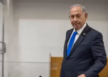 معاريف: نتنياهو معزول إقليمياً ويتابع ترامب تلفزيونياً